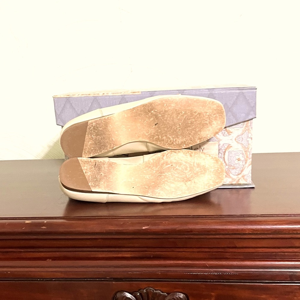 EUC Bandolino Women’s loafers. Beige. Size 6. - Picture 4 of 4